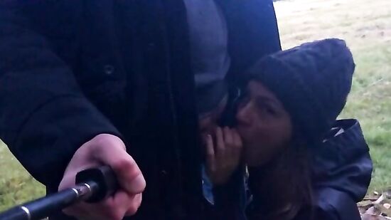 Мы просто гуляли по парку и он захотел минет прямо на улице