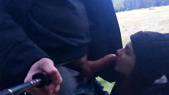 Мы просто гуляли по парку и он захотел минет прямо на улице