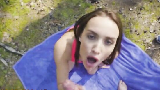 Секс в лесу с симпатичной девушкой под звуки птиц