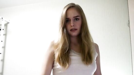 Спалился когда смотрел на обнаженные фотки своей молодой мачехи