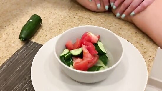 Зрелая женщина делает вкусный салат и красиво дрочит красивую киску со сквиртом