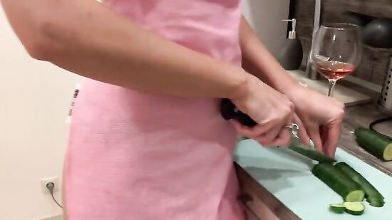 Зрелая женщина делает вкусный салат и красиво дрочит красивую киску со сквиртом