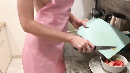 Зрелая женщина делает вкусный салат и красиво дрочит красивую киску со сквиртом