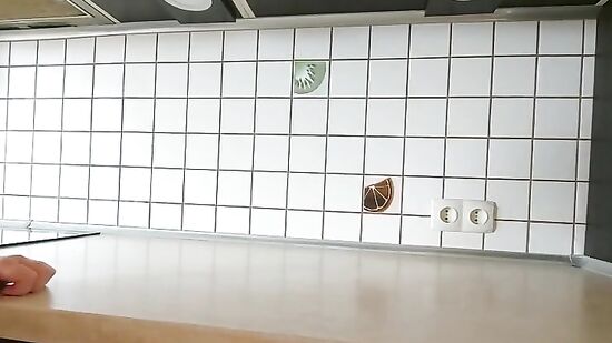 Сочная блондинка захотела поласкать себя на кухонной столешнице