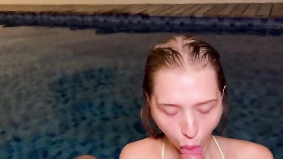 Симпатичная подруга соблазнила парня на минет в бассейне