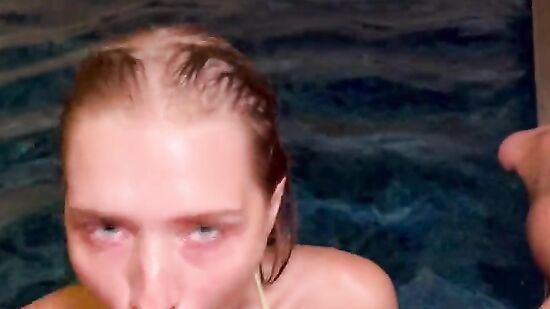 Симпатичная подруга соблазнила парня на минет в бассейне