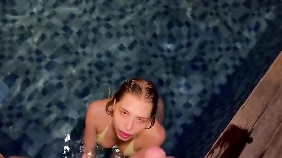 Симпатичная подруга соблазнила парня на минет в бассейне