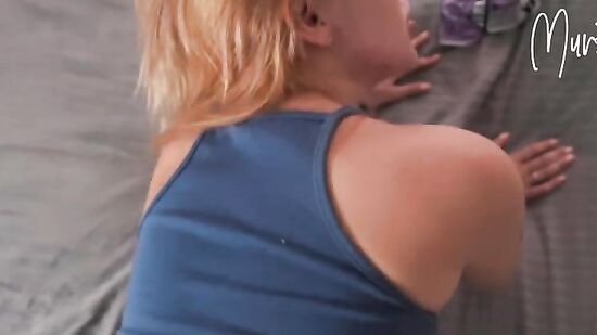 Захотела отсосать курьеру, когда он приходил