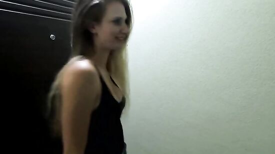 Лифт не работает, пошел за соседкой по лестнице..