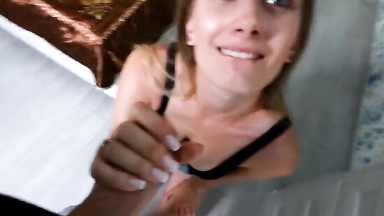 Лифт не работает, пошел за соседкой по лестнице..