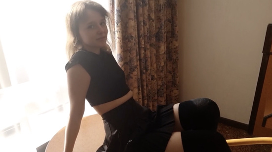 Милая девушка дала другу у него дома...