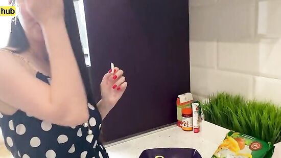 Русская мачеха успокаивает пасынка своей сладкой киской