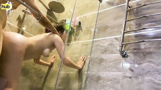 Зашел к мачехе в душ, чтобы потрогать грязные трусики и натереть спинку