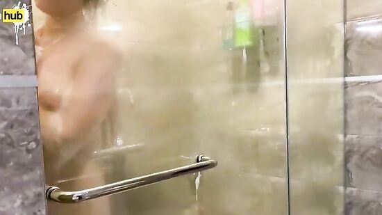 Зашел к мачехе в душ, чтобы потрогать грязные трусики и натереть спинку