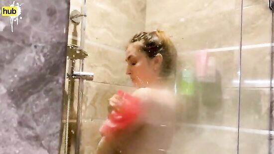 Зашел к мачехе в душ, чтобы потрогать грязные трусики и натереть спинку