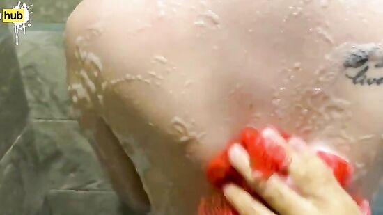 Зашел к мачехе в душ, чтобы потрогать грязные трусики и натереть спинку