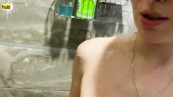 Зашел к мачехе в душ, чтобы потрогать грязные трусики и натереть спинку