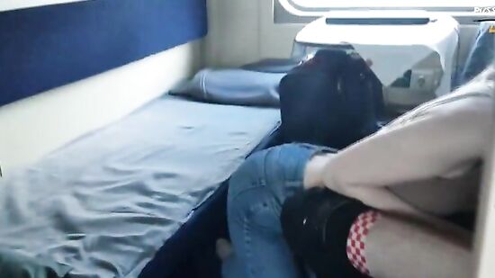 Русский парень едет отдыхать в одном купе с студенткой-незнакомкой