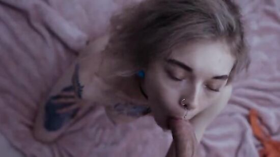 Моя соседка делает классный минет и наслаждается моей спермой