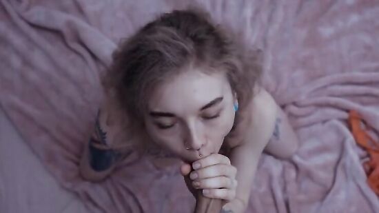 Моя соседка делает классный минет и наслаждается моей спермой