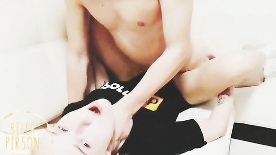 Парень трахает девушку в футболке и доводит до оргазма