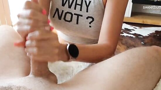 Мамка дрочит мужику с грязными разговорами