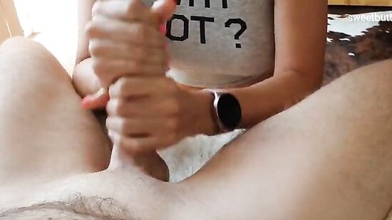 Мамка дрочит мужику с грязными разговорами