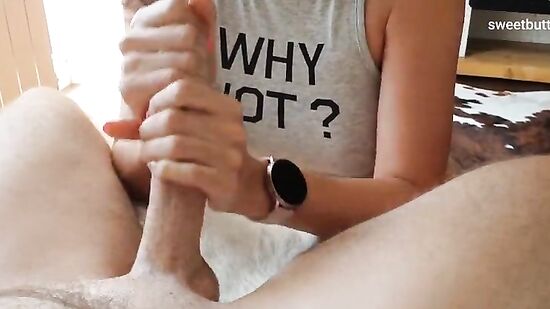 Мамка дрочит мужику с грязными разговорами