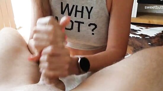 Мамка дрочит мужику с грязными разговорами