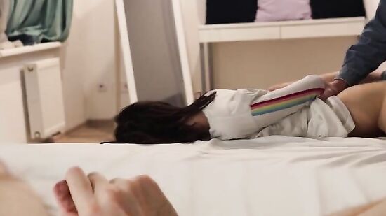 Сосед кончает в молодую жену, а куколд дрочит на это