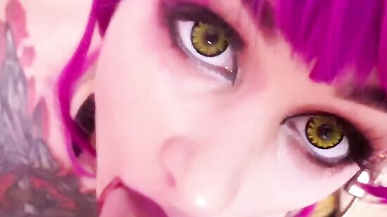 Эвелинн любит сосать член и жестко трахаться в анал