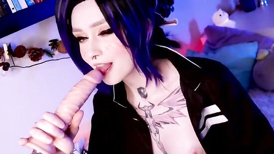 Шинобу сосет огромную елду и скачет на ней