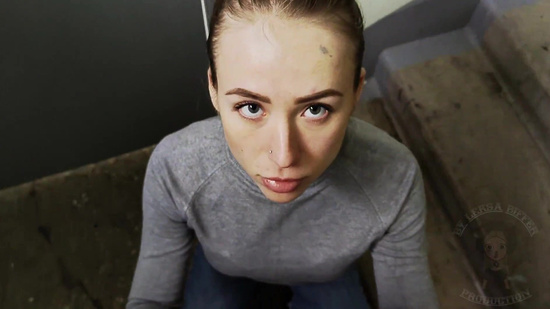 Она любит раздвигать ноги и заниматься сексом в подьезде