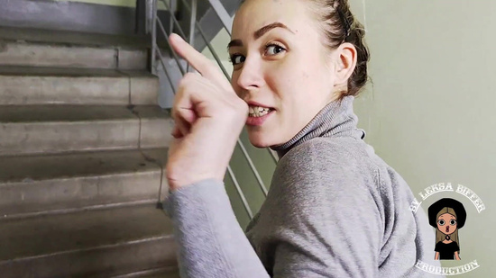 Она любит раздвигать ноги и заниматься сексом в подьезде