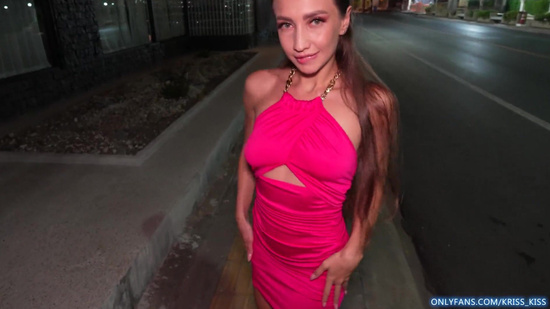 Девушка трахается с другом в отеле и получает очень много спермы в рот