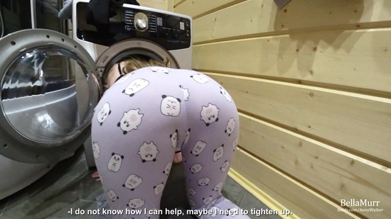 Сексуальная девушка застряла в стиральной машине