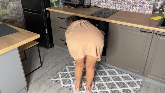 Секс на кухне закончился кремпаем в киску