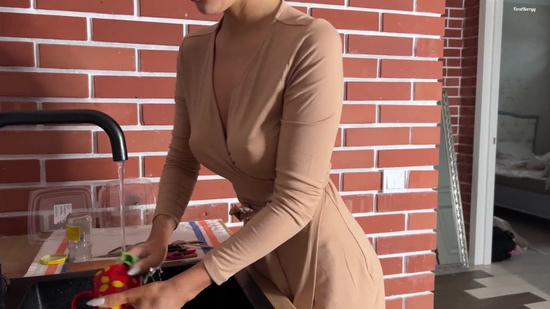 Секс на кухне закончился кремпаем в киску