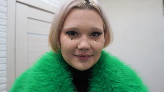 Не отпускал девушку, пока она не отсосала как следует