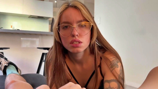 Сводная сестра дрочит член со спермой на бритую киску