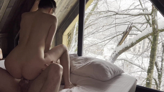 Зимний секс студентов в уютном домике