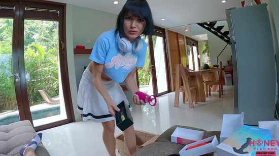 Любители секс игрушек тестируют новые приспособления