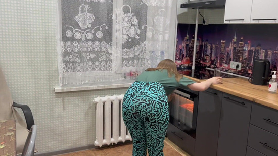 Занялись вечерним сексом на кухне, перед тем как поужинать вкусной домашней пиццой