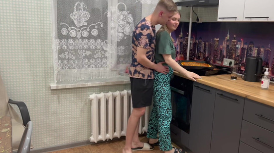 Занялись вечерним сексом на кухне, перед тем как поужинать вкусной домашней пиццой