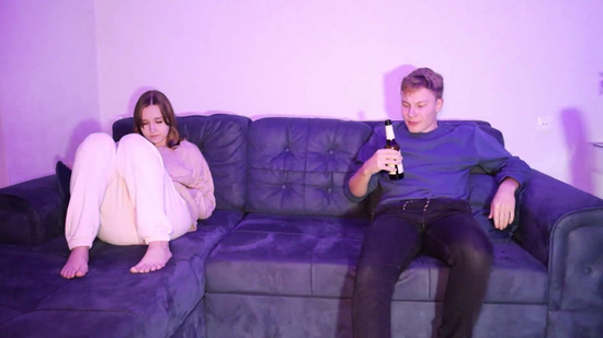 Ты чего скучаешь? - Да меня подружка просто позвала, а я тут никого не знаю...