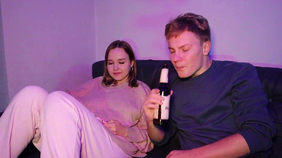 Ты чего скучаешь? - Да меня подружка просто позвала, а я тут никого не знаю...