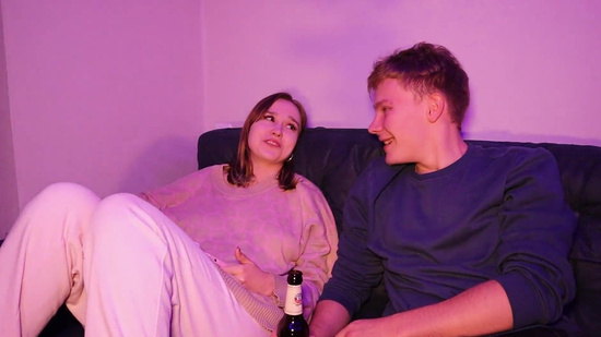 Ты чего скучаешь? - Да меня подружка просто позвала, а я тут никого не знаю...