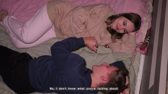 Ты чего скучаешь? - Да меня подружка просто позвала, а я тут никого не знаю...