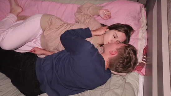 Ты чего скучаешь? - Да меня подружка просто позвала, а я тут никого не знаю...